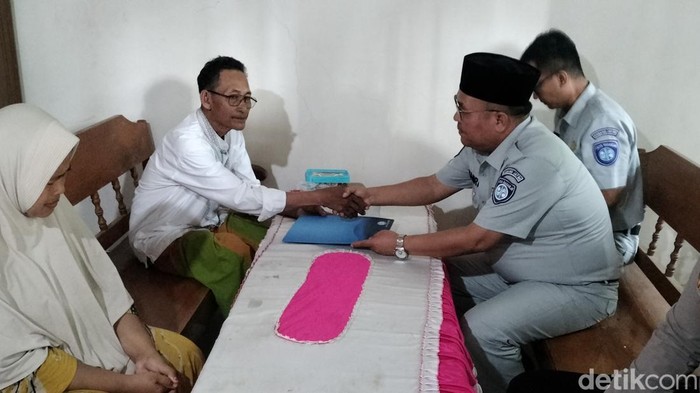 Petugas Jasa Rahaja Jatim dan Kasatlantas Tuban serahkan santunan di rumah duka.
