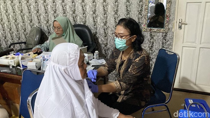 Petugas kesehatan memberi vaksinasi meningitis dan polio bagi calon jemaah haji Parepare.