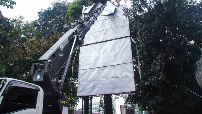 Petugas membongkar reklame tidak berizin di sekitar Tugu Kujang Kota Bogor