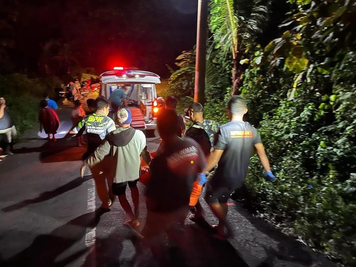 Petugas SAR mengevakuasi korban kecelakaan tunggal di Jalan Girijati-Giricahyo, Parangrejo, Girijati, Purwosari, Gunungkidul, Rabu (9/4/2025) malam.