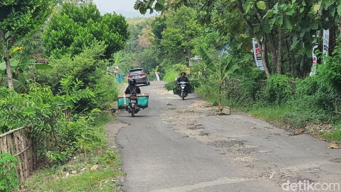 Pohon pisang yang ditanam warga di jalan rusak Kepek I, Banyusoco, Playen, Gunungkidul, Kamis (10/4/2025).