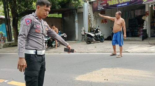Polisi melakukan olah TKP di jalur Amlapura-Denpasar, tepatnya di Banjar Tengading, Desa Antiga, Manggis, Karangasem, Rabu (9/4/2025). (Foto: Dok. Polres Karangasem)