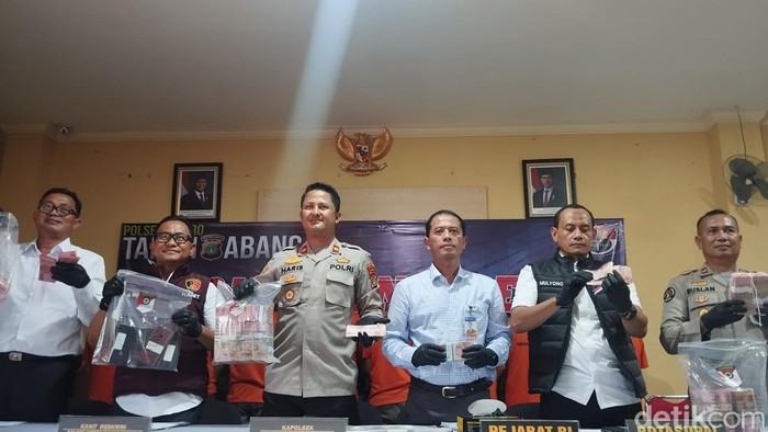 Polisi membongkar pabrik uang palsu di Bubulak, Kota Bogor.
