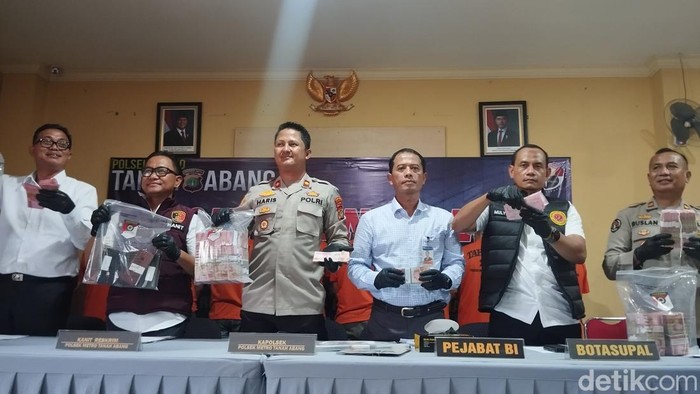 Polisi membongkar pabrik uang palsu di Bubulak, Kota Bogor.