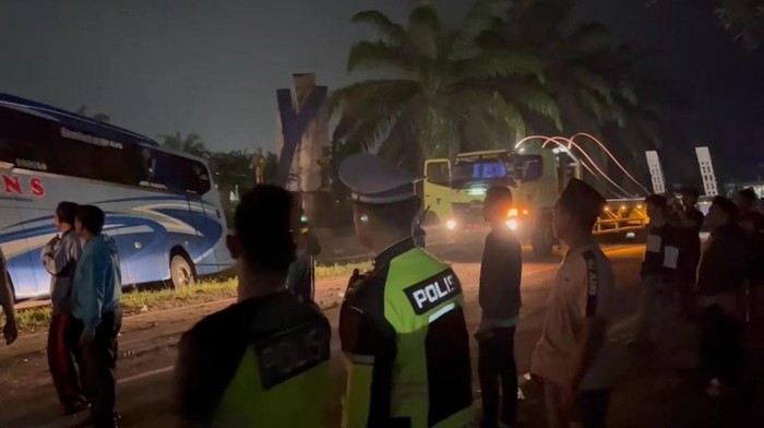 Polisi mengevakuasi korban kecelakaan bus di Batanghari, Jambi
