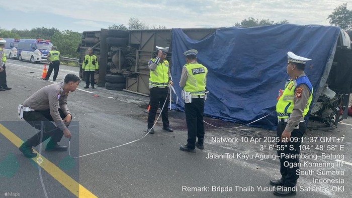 Polisi olah TKP laka tunggal bus Miyor di Tol Kayuagung.