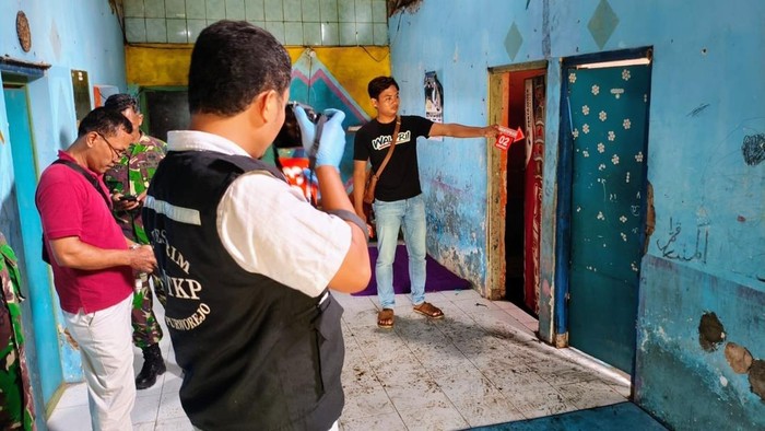 Polisi olah TKP Samsudin (45) ditemukan tewas dengan luka bakar di dalam kamar, Kamis (10/4/2025).