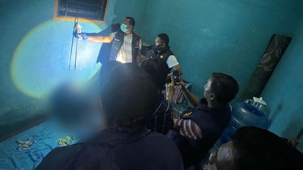 Polisi saat mendatangi lokasi korban digantung pelaku