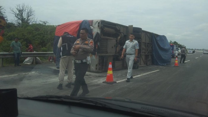 Polisi saat olah TKP kecelakaan di Tol Kayuagung.