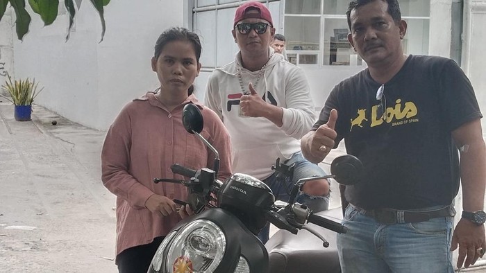 Polsek Kalideres membantu wanita mencari motornya yang direbut oleh mantan pacar.