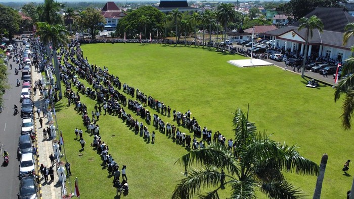 Potret antrean pencari kerja di Rumah Dinas Gubernur Bengkulu.