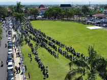 Rumah Dinas Gubernur Bengkulu Diserbu Ribuan Pencari Kerja