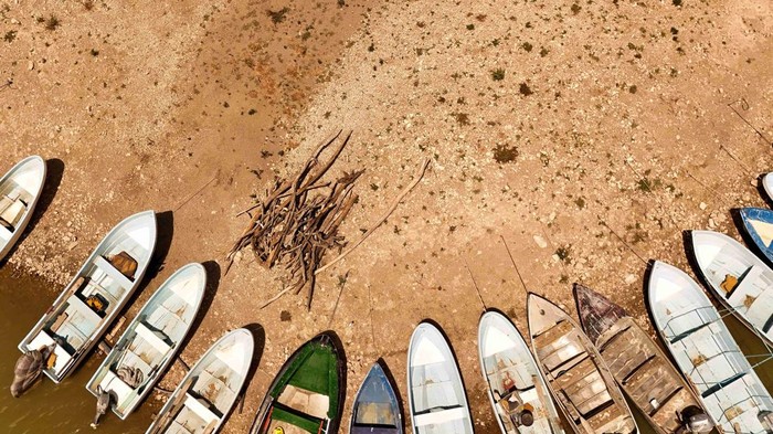 Potret Bendungan La Boquilla di Meksiko Mengering A drone view shows 12-year-old Dilan walking a dry field normally used for growing alfalfa or onions, as Mexico contends that a historic drought fueled by climate change makes it impossible to fulfil its water commitments to the United States under a 1944 treaty, in Julimes, Mexico April 4, 2025. REUTERS/Jose Luis Gonzalez