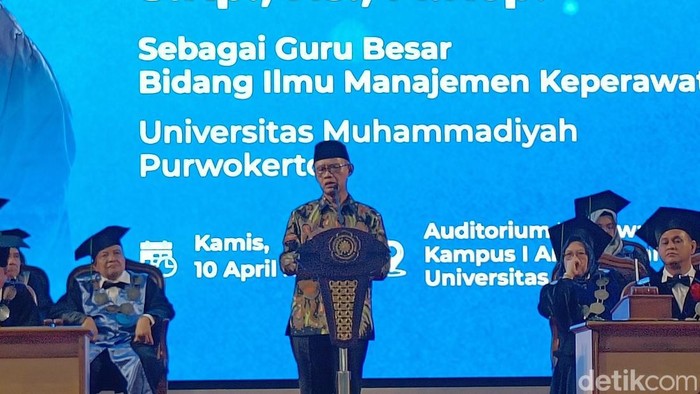 Ketua Umum PP Muhammadiyah, Haedar Nashir saat memberi sambutan pengukuhan Rektor UMP, Profesor Jebul Suroso sebagai guru besar bidang Manajemen Keperawatan, Kamis (10/4/2025).