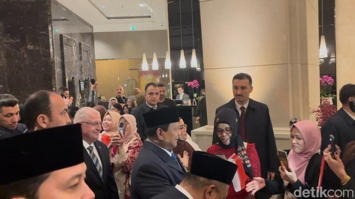 Prabowo disambut mahasiswa Indonesia saat tiba di Turki