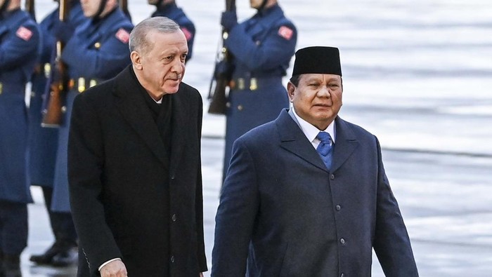 Presiden Prabowo tiba di Turki Presiden Prabowo Subianto memberi hormat saat tiba di Bandara Internasional Esenboga, Ankara, Turki, Rabu (9/4/2025). Kunjungan kenegaraan Presiden Prabowo Subianto ke Turki sebagai balasan kunjungan Presiden Turki Recep Tayyip Erdogan ke Indonesia. ANTARA FOTO/Galih Pradipta/wpa.