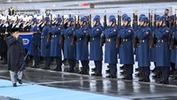 Saat mendarat Presiden Prabowo Subianto disambut dengan upacara militer. 