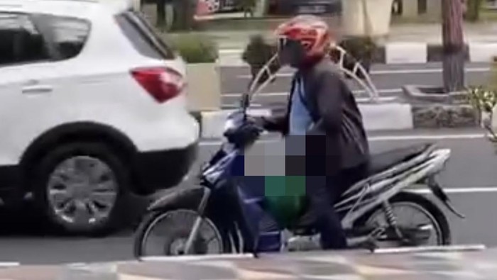 Pria yang pamer kelamin di depan Icon Mall Gresik