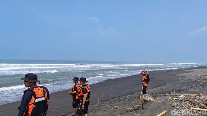 Proses pencarian wisatawan asal Semarang hanyut di Pantai Parangtritis, Bantul, Kamis (10/4/2025).