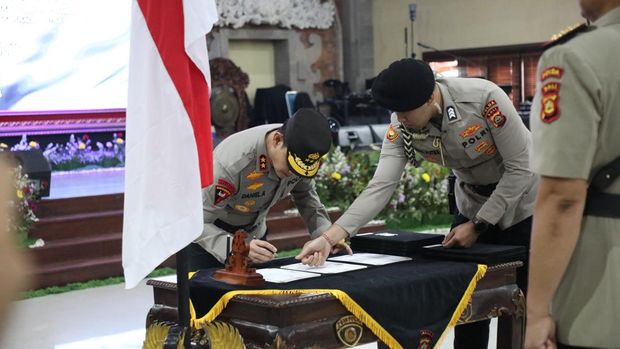 Prosesi serah terima jabatan (sertijab) PJU dan kapolres di Mapolda Bali, Kamis (10/4/2025).