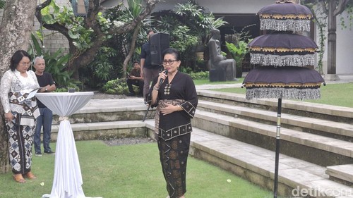 Ni Luh Putu Putri Suastini, memberikan sambutan dalam pameran seni rupa bertajuk “Nyampaht” di Sudakara ArtSpace, Sudamala Resort, Sanur. Kamis (10/4/2025