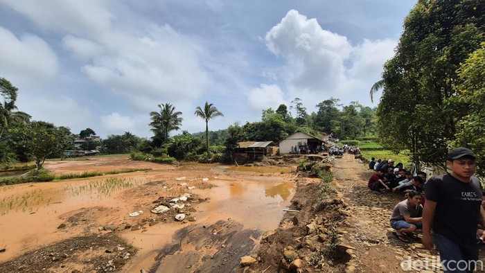 Ratusan Warga Kepung Sawah Terdampak Lumpur, Desak Perwakilan Pemprov Jabar Tinjau Lokasi