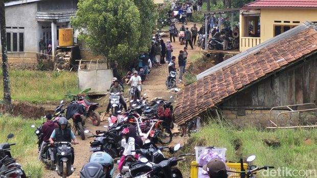 Ratusan Warga Kepung Sawah Terdampak Lumpur, Desak Perwakilan Pemprov Jabar Tinjau Lokasi