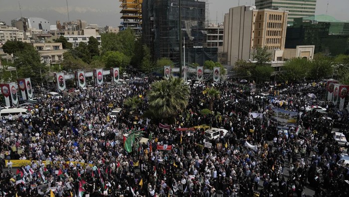 Demonstran anti-Israel menggelar aksi di Lapangan Felestin (Palestina), Teheran, Iran. Ini foto-fotonya.