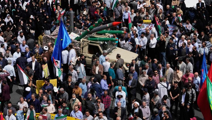Ribuan Demonstran Anti-Israel Iran Gelar Aksi di Lapangan Palestina Demonstran anti-Israel menggelar aksi di Lapangan Felestin (Palestina), Teheran, Iran. Ini foto-fotonya.