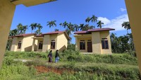 Warga melihat rumah bantuan untuk mantan kombatan Gerakan Aceh Merdeka (GAM) yang belum dihuni di Desa Paya Seunara, Kecamatan Sukamakmue, Kota Sabang, Aceh, Selasa (8/4/2025). 