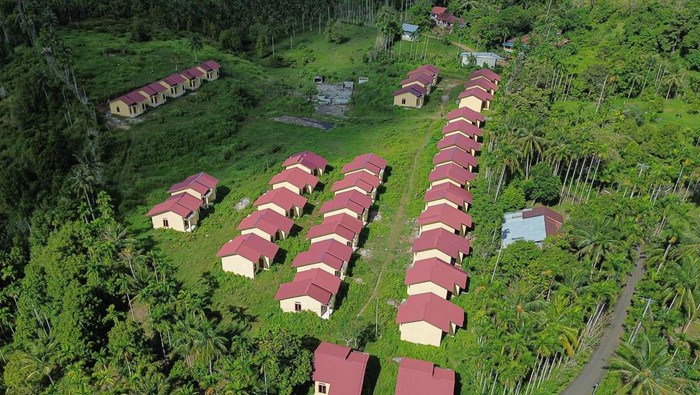 Foto udara puluhan rumah bantuan untuk mantan kombatan Gerakan Aceh Merdeka (GAM) yang belum dihuni di Desa Paya Seunara, Kecamatan Sukamakmue, Kota Sabang, Aceh, Selasa (8/4/2025). Pemerintah Kota Sabang memberi bantuan 36 unit rumah tipe 42 untuk mantan kombatan GAM setempat yang dibangun dari Anggaran Pendapatan dan Belanja Kota (APBK) Sabang tahun 2021 silam, namun hingga kini belum ditempati lantaran masih perlu tahap penyelesaian pembangunan serta perlengkapan fasilitas rumah. ANTARA FOTO/Khalis Surry/nz