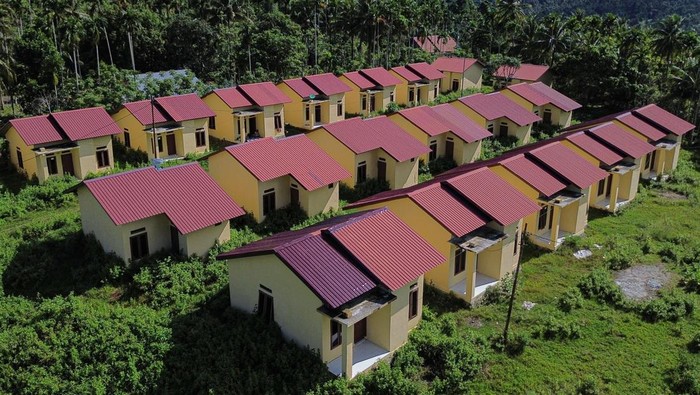 Foto udara puluhan rumah bantuan untuk mantan kombatan Gerakan Aceh Merdeka (GAM) yang belum dihuni di Desa Paya Seunara, Kecamatan Sukamakmue, Kota Sabang, Aceh, Selasa (8/4/2025). Pemerintah Kota Sabang memberi bantuan 36 unit rumah tipe 42 untuk mantan kombatan GAM setempat yang dibangun dari Anggaran Pendapatan dan Belanja Kota (APBK) Sabang tahun 2021 silam, namun hingga kini belum ditempati lantaran masih perlu tahap penyelesaian pembangunan serta perlengkapan fasilitas rumah. ANTARA FOTO/Khalis Surry/nz
