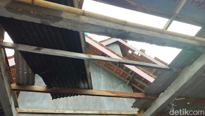 Rumah rusak di Pamekasan akibat angin kencang