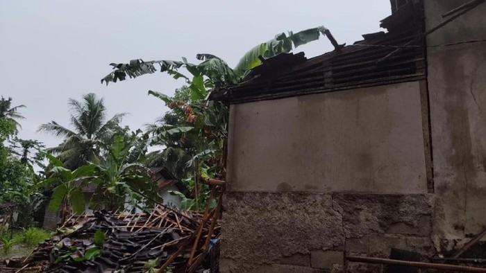 Rumah terdampak angin kencang di Kecamatan Purwadadi Ciamis.