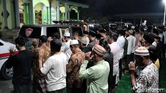 Salat jenazah untuk 7 korban meninggal kecelakaan Panther vs bus di Gresik.