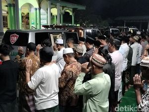 7 Korban Laka Panther Disalatkan di Ambulans, Dimakamkan 1 Liang Lahad