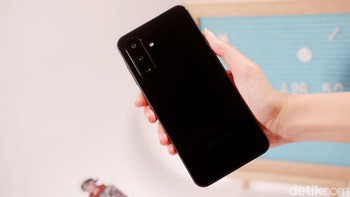 Penampilan Galaxy A26 warna Black. Foto: Adi Fida Rahman/detikINET