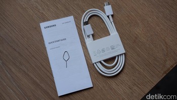 Dalam paket penjualannya terdapat kabel data USB-C , kerta petunjuk dan SIM Card injector. Foto: Adi Fida Rahman/detikINET