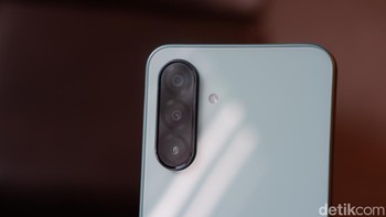 Untuk fotografi, Galaxy A26 5G mengusung konfigurasi triple camera di bagian belakang. Kamera utama beresolusi 50 MP (f/1.8) dilengkapi Optical Image Stabilization (OIS) untuk hasil foto yang stabil dan tajam, bahkan dalam kondisi bergerak. Kamera ini didampingi oleh lensa ultra-wide 8 MP (f/2.2) dan lensa makro 2 MP (f/2.4). Foto: Adi Fida Rahman/detikINET