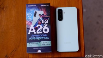Daya tahan baterai menjadi salah satu keunggulan Galaxy A26 5G dengan kapasitas 5.000 mAh. Baterai ini mendukung pengisian cepat 25W, memungkinkan pengguna menikmati aktivitas seperti menonton film hingga 17 jam tanpa perlu sering mengisi daya. Smartphone ini juga menjalankan sistem operasi Android 15 dengan antarmuka One UI 7, serta menjanjikan 6 generasi pembaruan OS dan 6 tahun pembaruan keamanan. Foto: Adi Fida Rahman/detikINET
