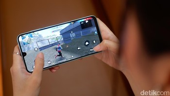 Samsung turut membekali sistem pendingin vapor chamber yang lebih luas sehingga bikin main gaming makin lancar. Pada Galaxy S25 hanya mengandalkan head pipe 648 mm2, Galaxy A26 menggunakan layer stacked graphite seluas 2.396 mm2. Ini artinya peningkatannya 3,7x lebih luas untuk menahan panas. Foto: Adi Fida Rahman/detikINET