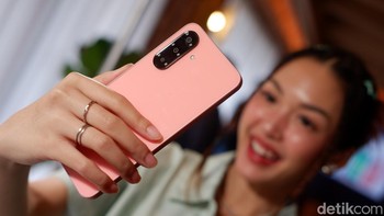 Di sektor performa, Galaxy A26 5G ditenagai oleh chipset Exynos 1380 (5 nm). Chipset ini menawarkan peningkatan performa dibandingkan Exynos 1280 pada Galaxy A25 5G, cocok untuk kebutuhan multitasking, gaming, hingga streaming. Perangkat ini hanya tersedia dalam satu opsi konfigurasi yaitu 8 GB/256 GB, dengan dukungan slot microSD hingga 1 TB untuk ekspansi penyimpanan. Foto: Adi Fida Rahman/detikINET