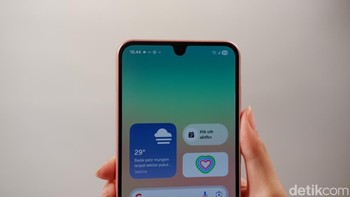 Bagian atas layar terdapat notch Infinity-U. Ini menjadi rumah bagi kamera depan 13 MP (f/2.2) siap memanjakan pengguna yang gemar selfie atau video call. Foto: Adi Fida Rahman/detikINET