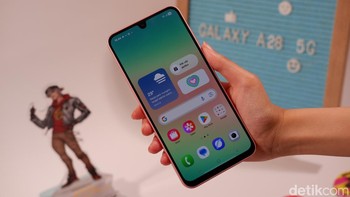 Layar Galaxy A26 5G menggunakan panel Super AMOLED berukuran 6,7 inch dengan resolusi Full HD+ (1080 x 2340 piksel). Layar ini mendukung refresh rate hingga 120 Hz, menawarkan pengalaman scrolling yang mulus serta visual yang jernih dan tajam. Layar ini juga telah mendapatkan sertifikasi Eye Care dari SGS berkat kemampuannya mengurangi efek cahaya biru yang berbahaya bagi mata. Foto: Adi Fida Rahman/detikINET