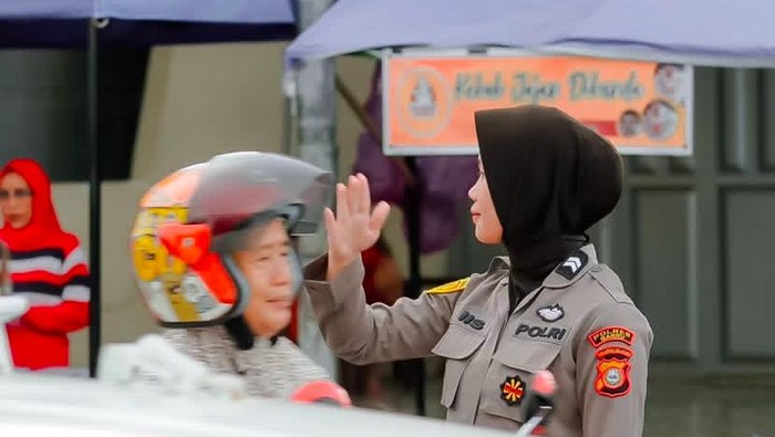 Satlantas Polres Barru mengatur arus lalu lintas.