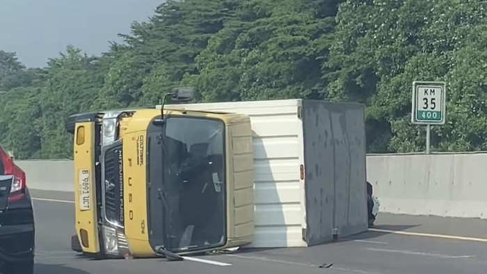 Sebuah truk boks terguling di Tol Jagorawi Km 35+400 arah Bogor usai gagal mendahului mobil (dok. ist)