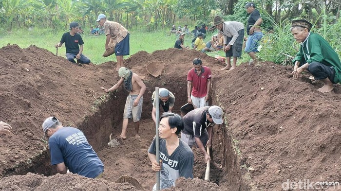 Sejumlah warga Tuwiri Wetan, Merakurak, Tuban menyiapkan liang lahad untuk 7 jenazah korban kecelakaan Panther Vs Bus di Gresik.