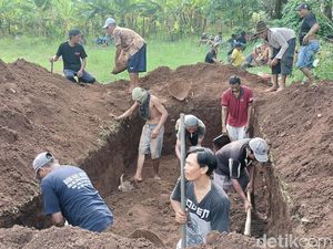 7 Korban Sekeluarga Laka Maut Panther Vs Bus Dimakamkan 1 Liang Lahad