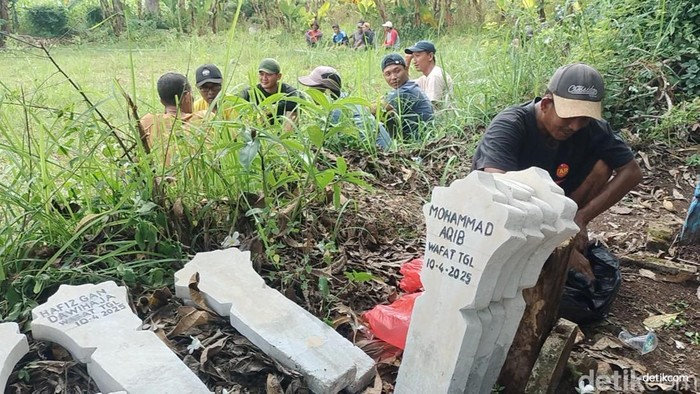 Sejumlah warga Tuwiri Wetan, Merakurak, Tuban menyiapkan liang lahad untuk 7 jenazah korban kecelakaan Panther Vs Bus di Gresik.