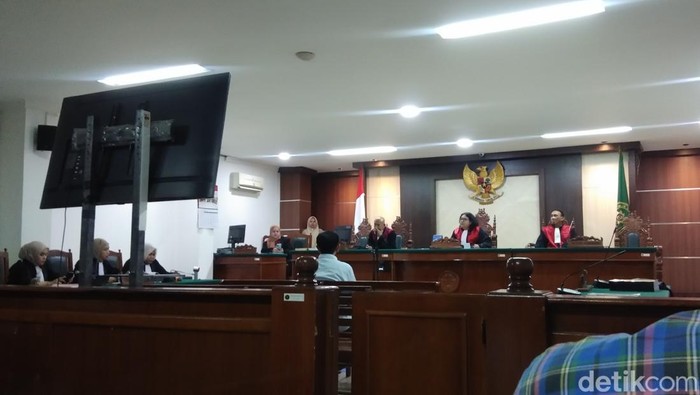 Sidang permasalahan skincare merkuri di PN Makassar dengan terdakwa Mustadir Dg Sila.